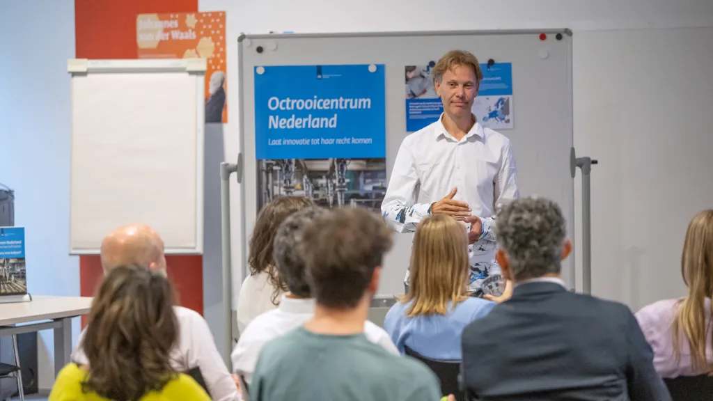 Octrooiadviseur staat voor groep deelnemers bij workshop