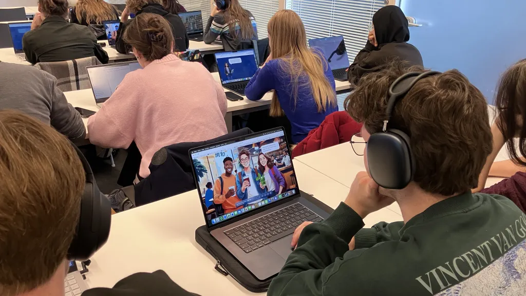 Studenten achter laptop spelen een online game