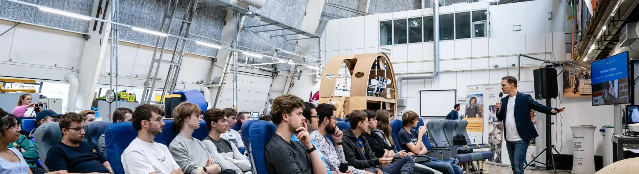 Octrooi-adviseur geeft uitleg over intellectueel eigendom aan studenten.