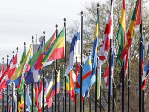 Vlaggenmasten met internationale vlaggen