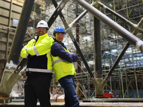 Foto: Oprichter Maxim Segeren (links) en uitvinder en medeoprichter Marko Pavlovic van Tree Composites. Met op de achtergrond hun composieten verbindingen.