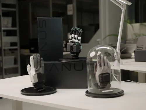 3 soorten handschoenen van Manus tentoongesteld op tafel