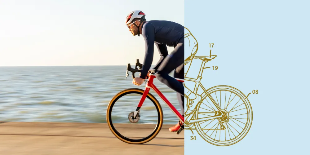Een wielrenner op de racefiets. De helft van zijn fiets is getekend als een octrooitekening.